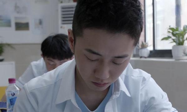 江天昊跳楼了上课时从窗户里飞出去幸亏没死
