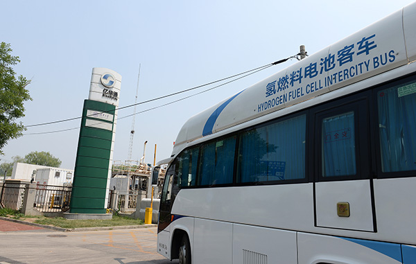 2019年6月11日，北京昌平，氢燃料客车亿华通充装站加氢。 视觉中国 图