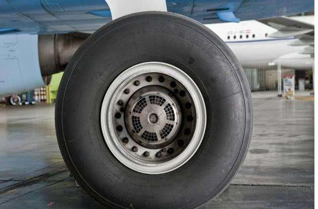 飞机轮胎有多牛?小小的轮子能承受百吨重量400公里时速也爆不了|轮胎|