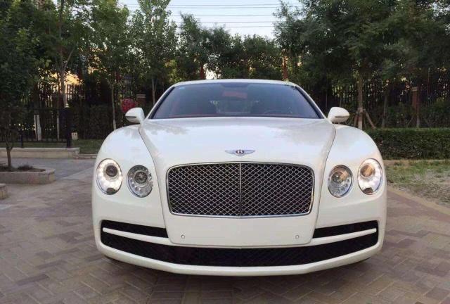 土豪喜提300万宾利飞驰提车现场相当隆重网友还要拜关公