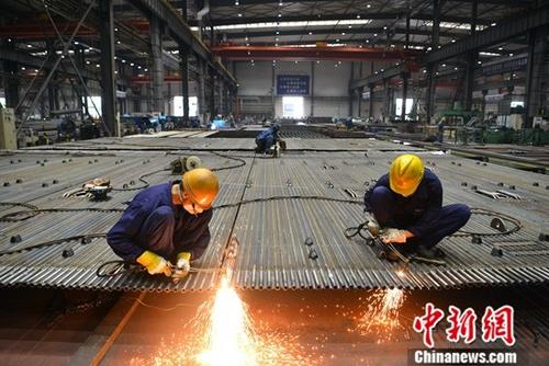 图为四川德阳某工厂忙碌的工人。（资料图片）中新社记者 张浪 摄