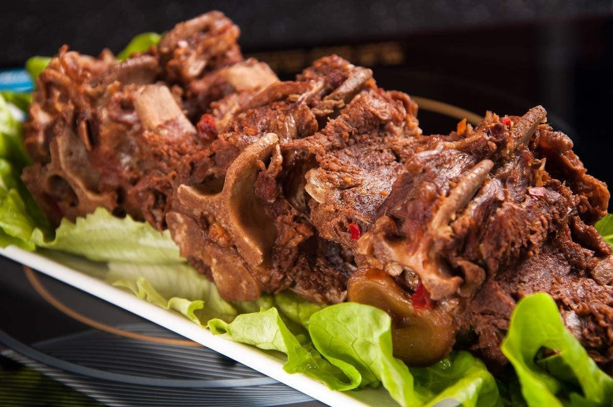 老员工又问"大梁骨像不像一只蝎子?"噢,弄明白了