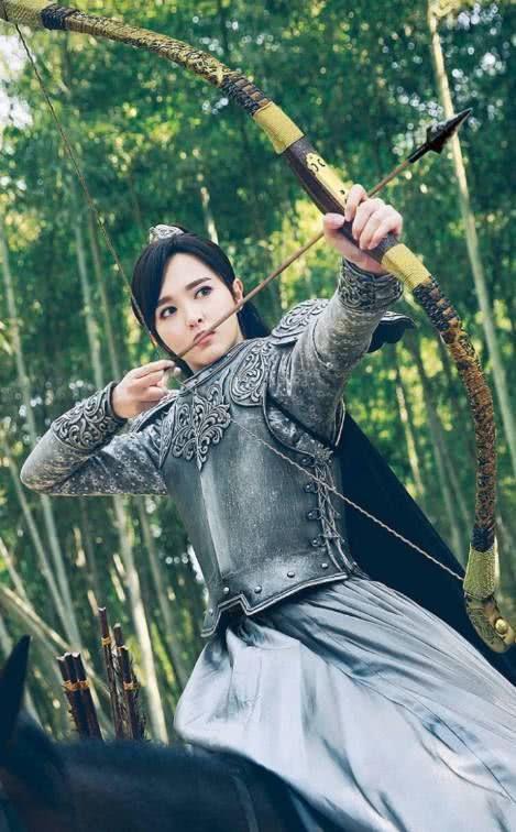 着一身铠甲的样子了,可以看到图中的她穿着铠甲坐在马上,正在拉弓射箭