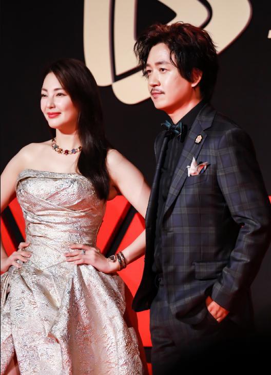 张雨绮霸气牵手潘粤明,"美女与野兽"既视感,这对cp太有违和感