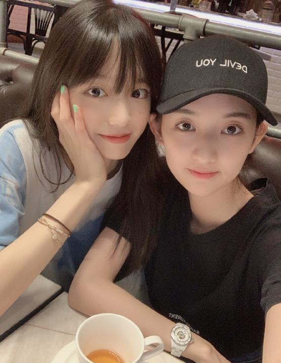 耀莱千金綦美合破产后低调晒照风格神似欧阳娜娜甜美变酷帅