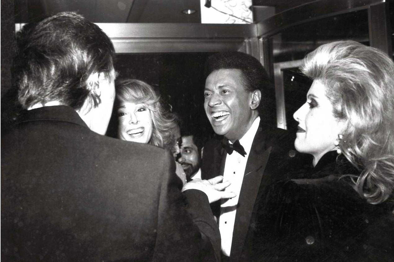 　　1987年，特朗普夫妇、卡罗尔以及她当时的丈夫约翰·约翰逊（John Johnson）在NBC电视台的派对上的照片。图片来源：《纽约》杂志