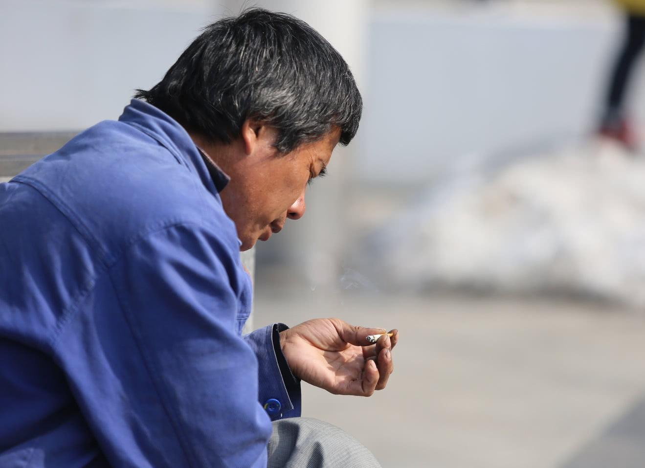 农民工赚钱不容易,日子十分艰苦,为啥口袋里总装着好烟?