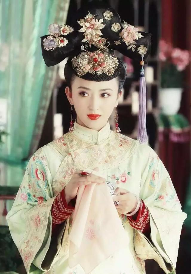 在《多情江山》中,徐小飒饰演冷眼恶毒的皇后索尔娜,漂亮的外表,高超