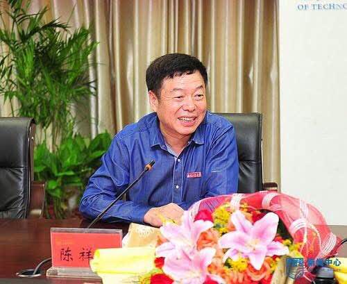 签约仪式上,江苏航空职业技术学院聘请中国工程院院士,导弹动力技术和