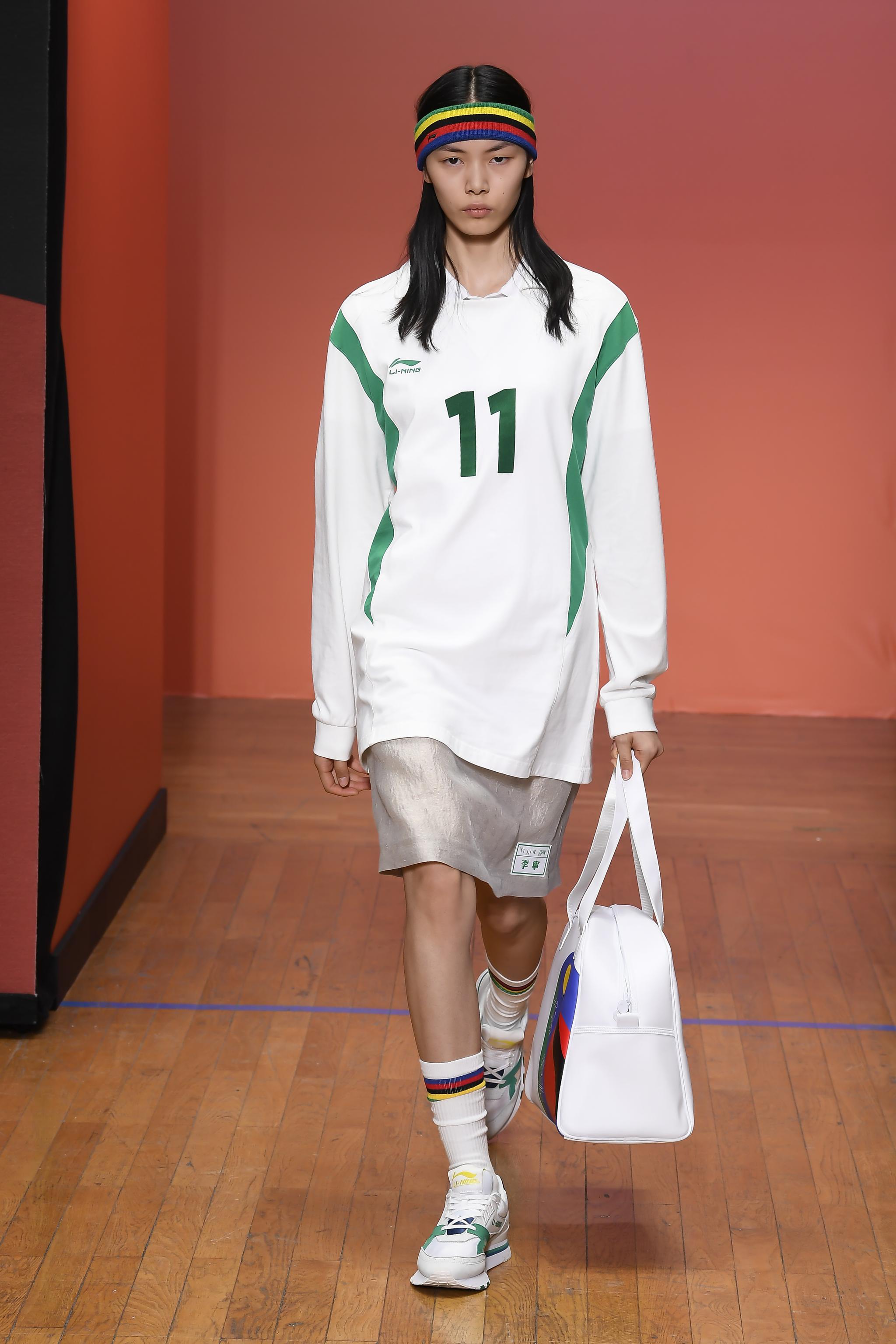 趋势一:改良版polo衫回潮作为"国潮风格"的代表,过去两年李宁一旨都