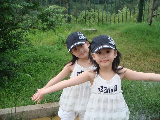 双胞胎哥哥陪着双胞胎妹妹一起跳舞,画面太有爱