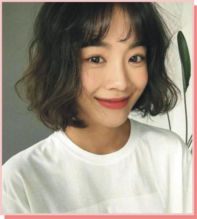 蛋卷头就是在波波头的基础上,烫一个自然微卷的波浪效果,发尾产生内扣