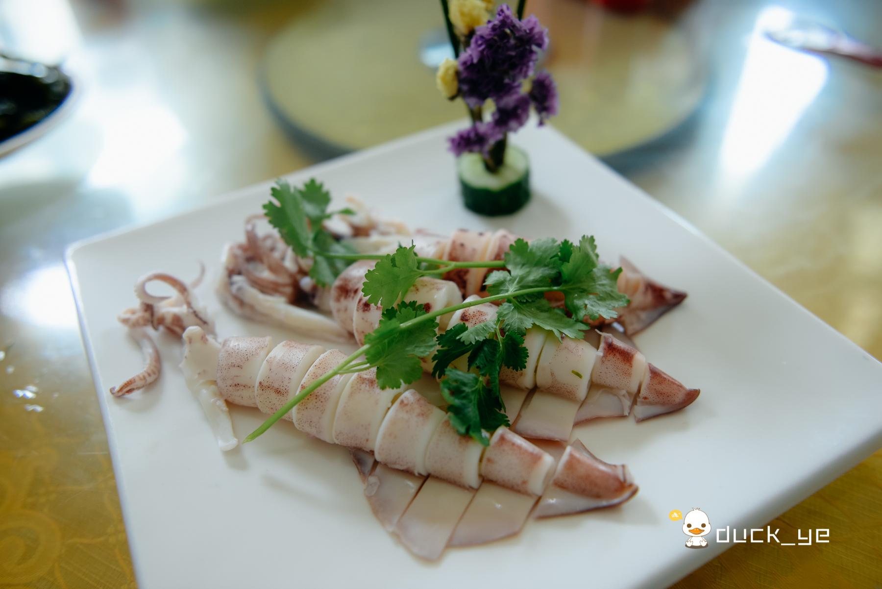 白灼东山鱿鱼,鲜就一个字,不需要过多的调料,保留食材的原滋原味.