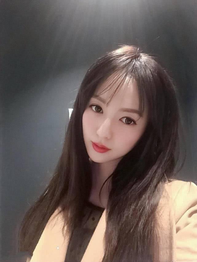 她曾是最美的央视主播,嫁给大5岁投资人,如今33岁婚姻甜如蜜|李蜜