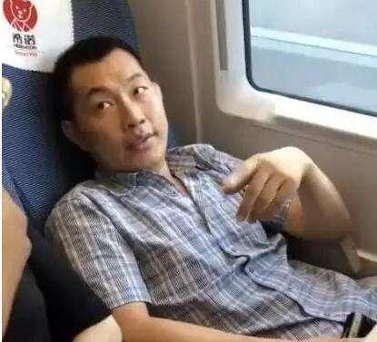 霸座男最熟悉的案例,就是去年8月份发生的,那个叫孙赫的男人,霸占女