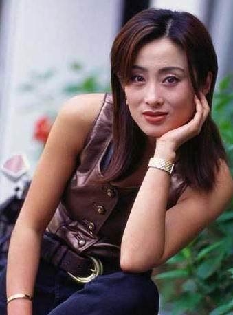 他是香港的传奇女子, 星爷刘德华争相与她合作, 如今成这样