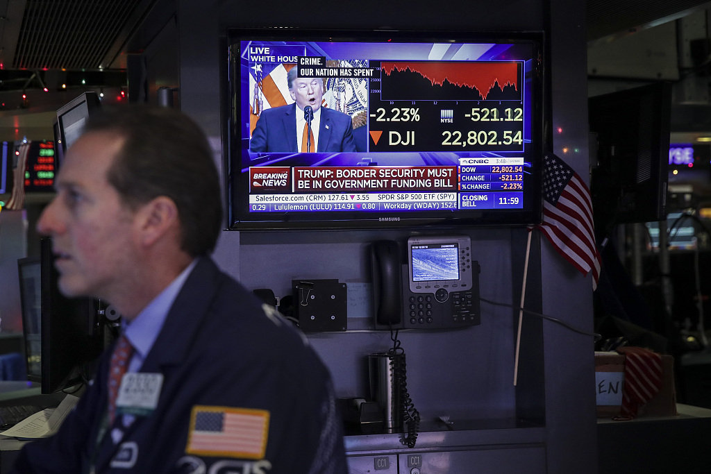 　2018年12月20日，纽约证券交易所，美国政府停摆可能性加大，美股再度暴跌  图源：视觉中国