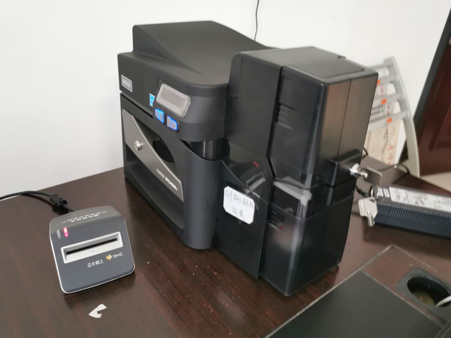 区居保局首台社保卡即时制卡机上线