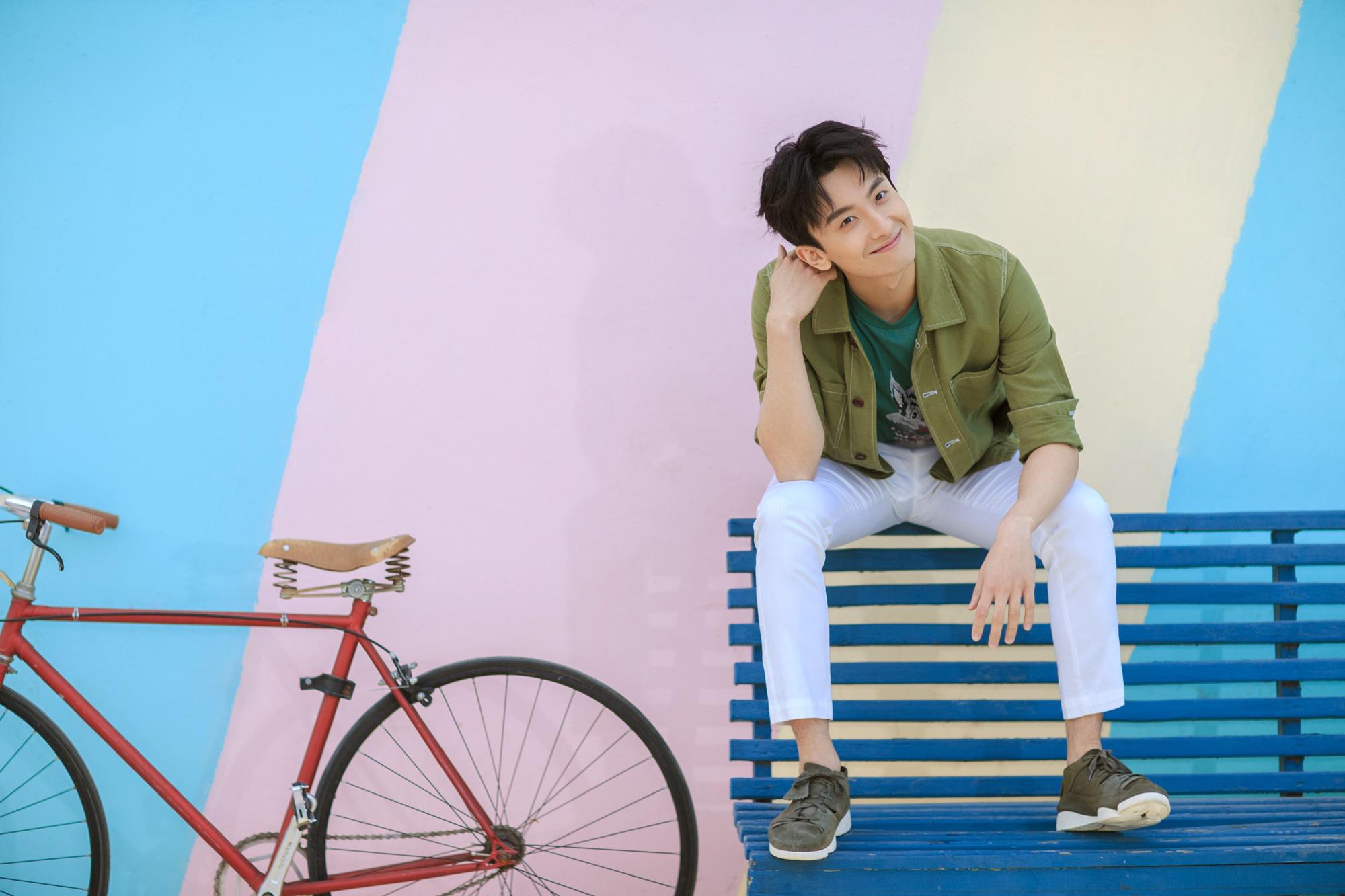 牛骏峰写真来袭展青春活力单车少年干净阳光