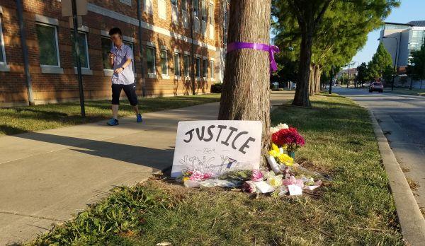 　校园内摆放着的纪念章莹颖的花和要求伸张正义的牌子。图源：ABC7 Chicago