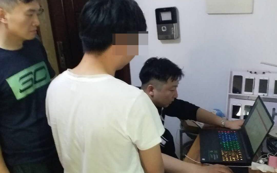 男子嫌打工辛苦赚钱慢 自学技术开网站被刑拘 民警现场控制高某。警方供图