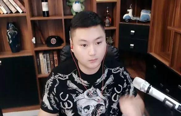 龙小手爆料卖掉蓝雨李先生获一百多万 发哥在yy上赚了两个亿