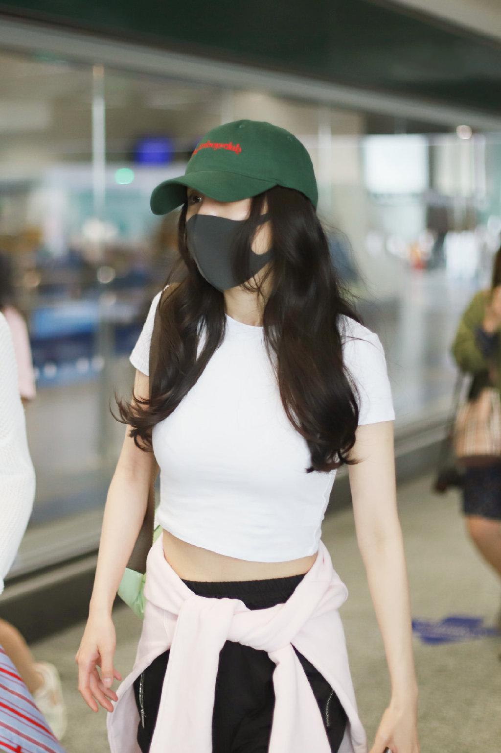 杨幂机场街拍再秀穿搭功力,少女幂秒上线,绿色棒球帽太惹眼!