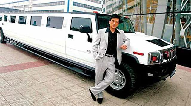 这加长悍马全球仅3辆,一辆自带泳池,被中国的1位演员所拥有-新浪汽车