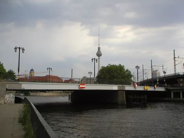 柏林亚诺维茨桥（资料图）