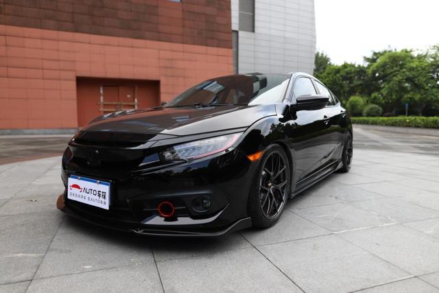 首先这是一台走竞技型的十代思域,黑色原漆面再搭配上黑色的包围,前铲