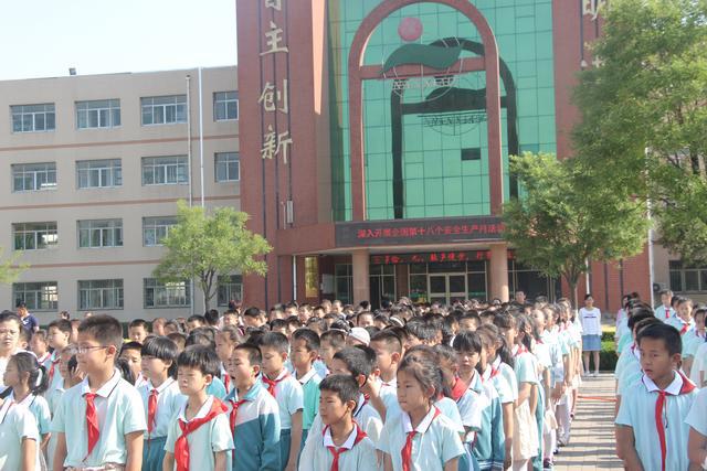 南定小学顺利开展安全生产月启动仪式