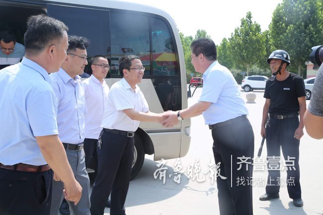 6月24日甘肃省岷县县委副书记李开银,教育局局长李继胜,教育局党工委