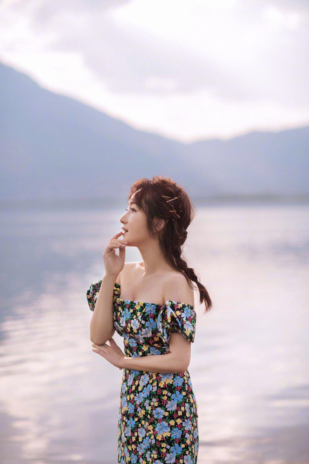 48岁杨钰莹打扮的还像18岁,露肩印花裙搭配短靴,精致侧颜好迷人