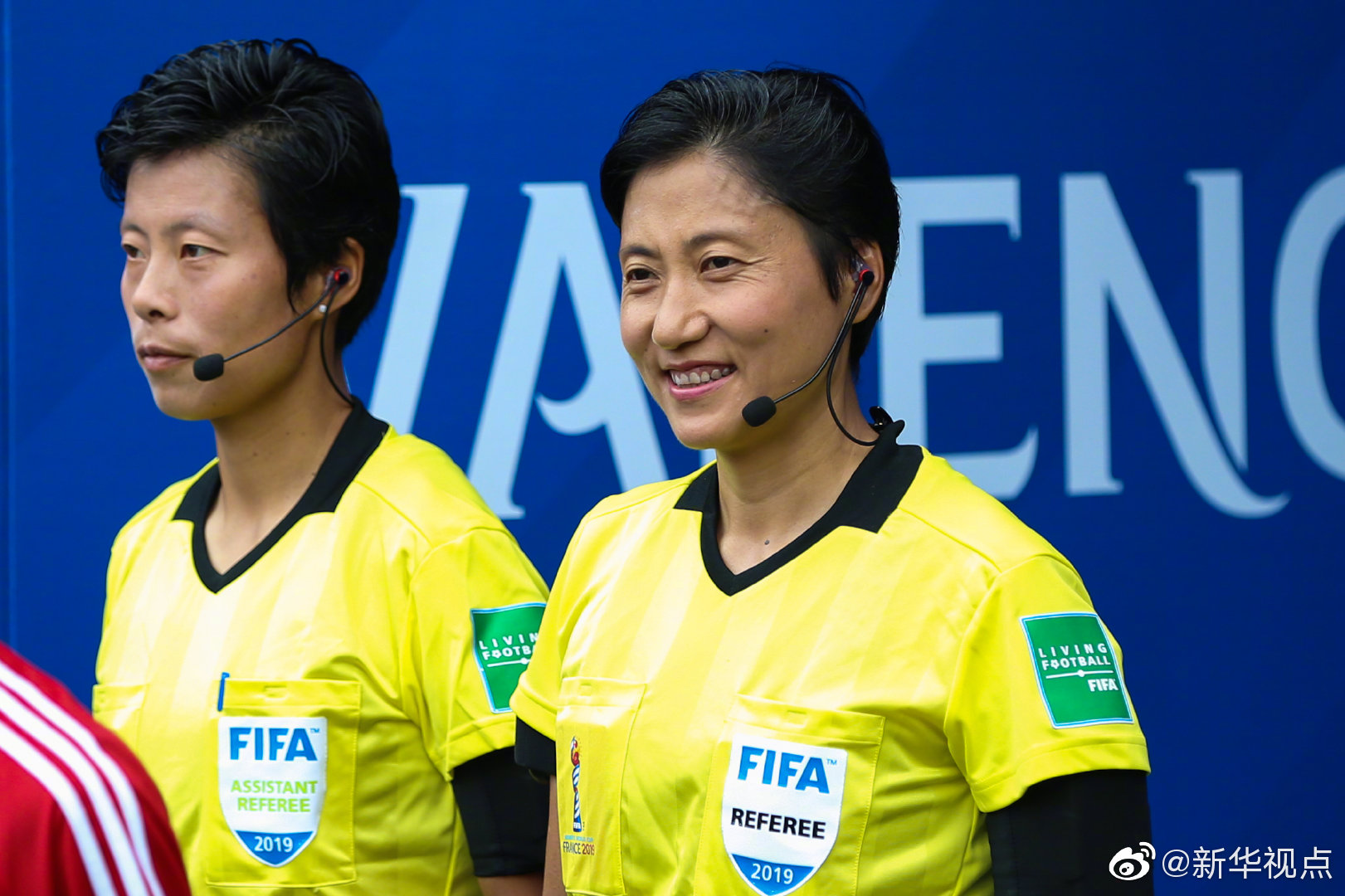 秦亮（右）在本届女足世界杯中执法。