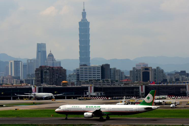 　　长荣陷入罢工危机，图为本月17日，一架长荣航空的班机降落在台北松山机场的跑道上。（新华社）