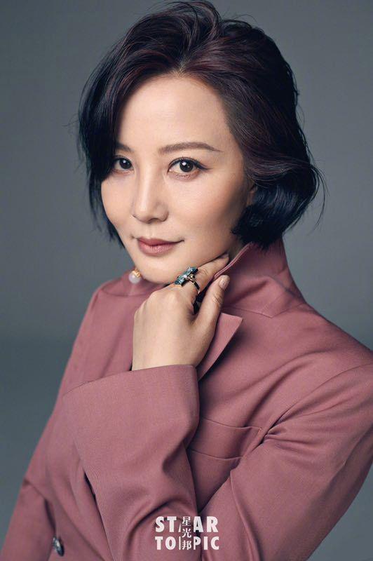 50岁陶红真是气质美人,多套造型拍大片,没有高级脸却有高级美