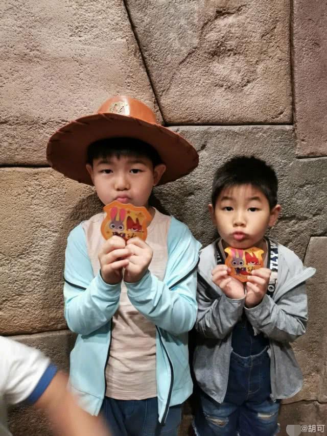 胡可沙溢带儿子们去游乐园,安吉长高了变胖了,小鱼儿穿着卡哇伊