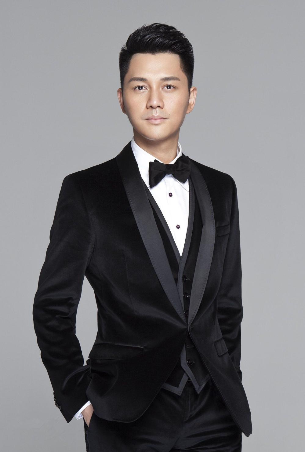 他曾是央视《综艺盛典》顶梁柱, 因同性恋绯闻隐退, 如今去向不明