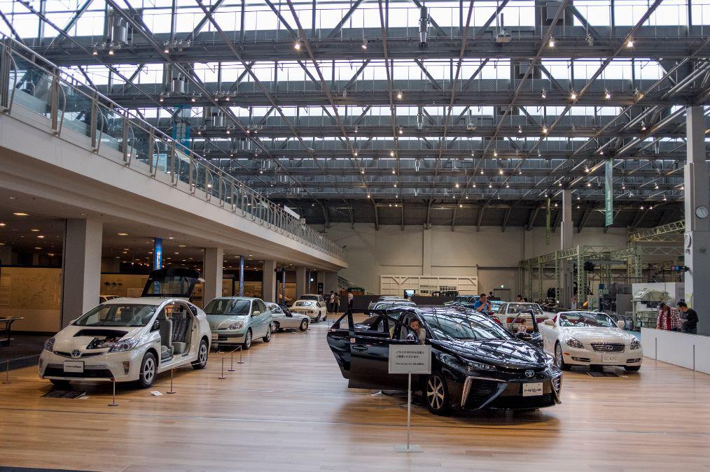 探寻日本丰田博物馆,看到一辆老款奇葩跑车,没有车门得跳着上车