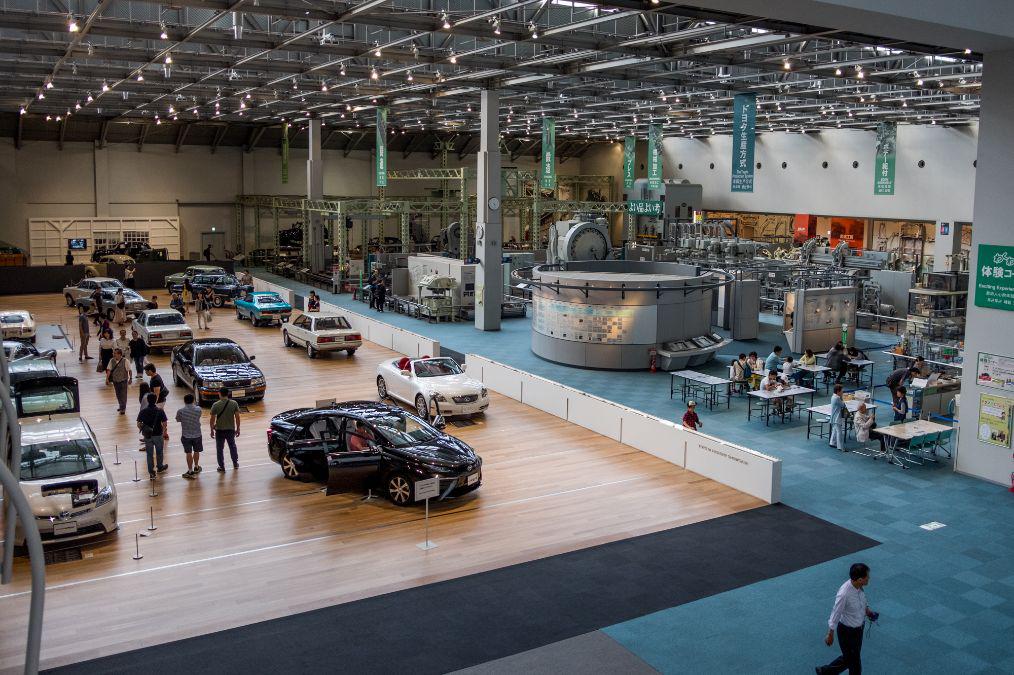 探寻日本丰田博物馆,看到一辆老款奇葩跑车,没有车门得跳着上车