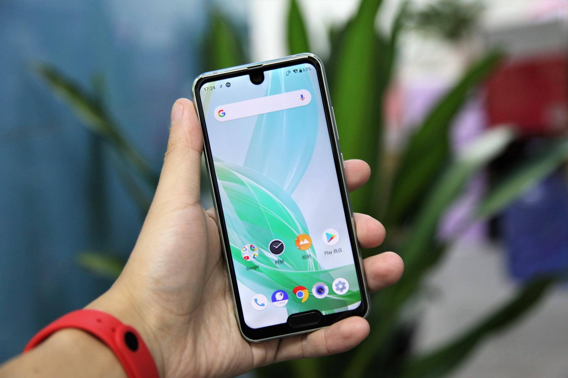 夏普r2 compact测评:120hz刷新率 骁龙845 但这外观让人难以接受