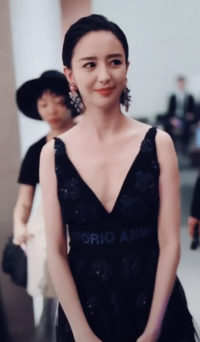 佟丽娅身穿低胸礼服出席活动,不知道是否害羞惯性用手捂着胸口