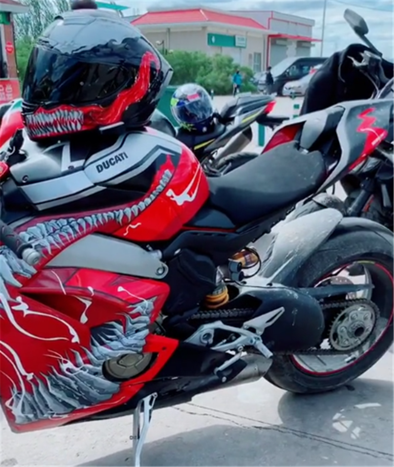 毒液版画杜卡迪v4s排量1103cc25秒破百极速可达299