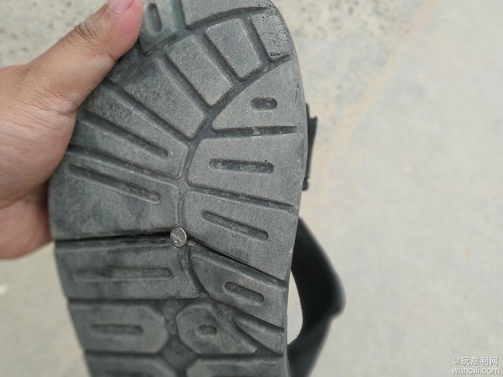 在慈利县许家坊街上踩到一颗钉子,差一点就废了我的脚!