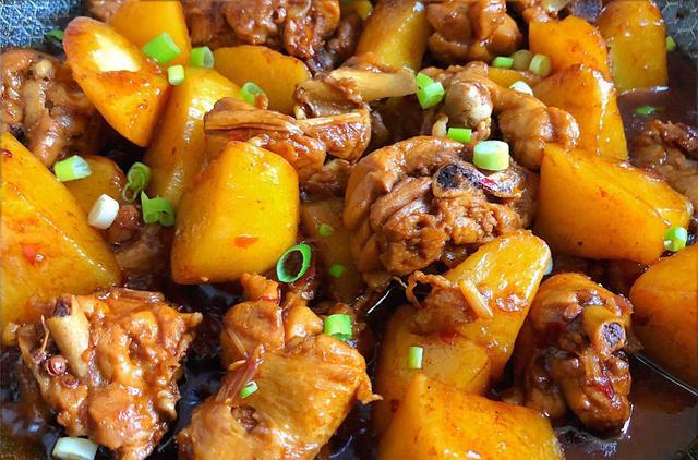 5分钟学会土豆焖鸡做法,老少皆宜,味道胜过烧鸡!