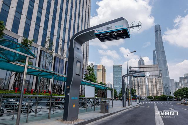 智能柔性充电弓现身上海外滩 可供电动公交充电