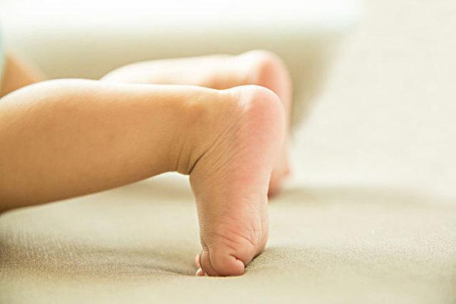 预防小孩罗圈腿的方法三,外伤或者疾病导致:在一般情况下,膝关节内