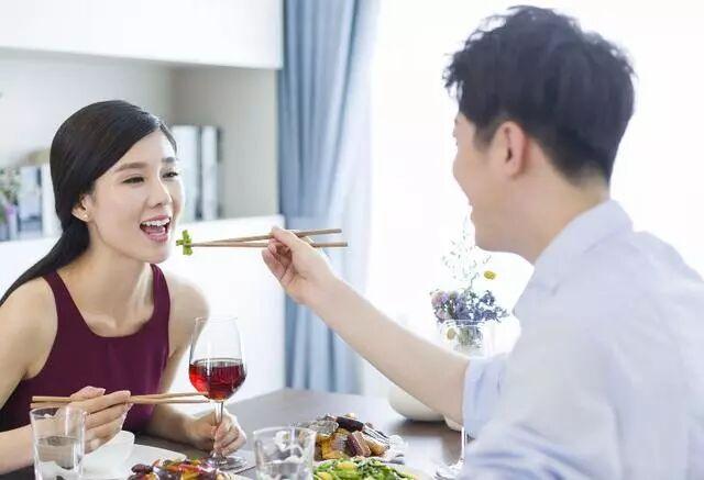 异性交往,男女关系好不好,看吃饭时的细节就一清二楚了