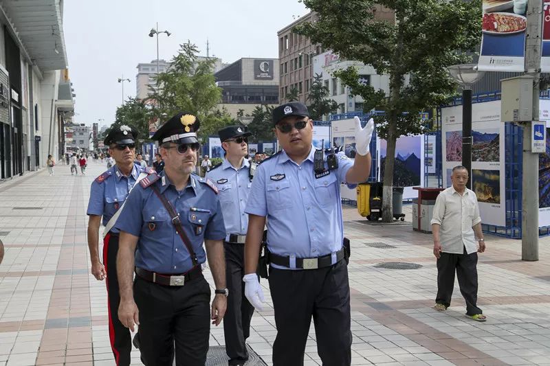 站在北京警察身边的外国人是谁?