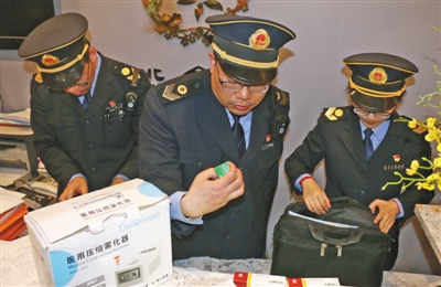 4月8日,世纪金源购物中心,执法人员在一家美容机构检查。新京报记者 王嘉宁 实习生 陈婉婷 摄